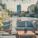 Floats By H2otel فندق