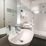 فندق Floats By H2otel 3*
