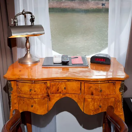 מלון Floats By H2otel 3*