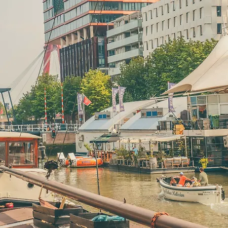 Floats By H2otel מלון