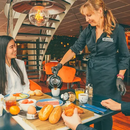 Floats By H2otel מלון 3*