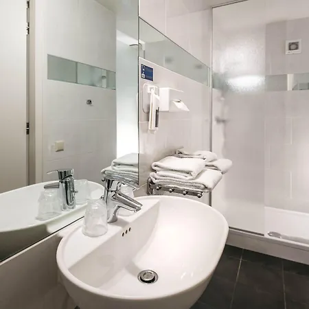 מלון Floats By H2otel 3*