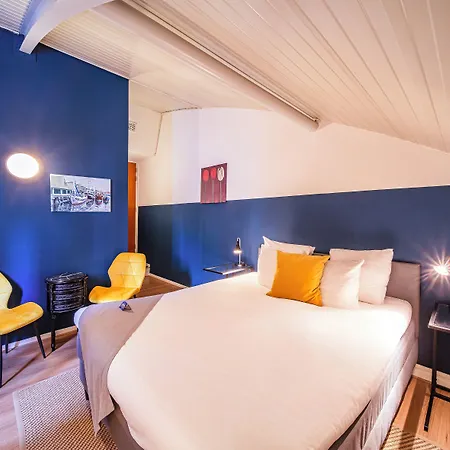 Floats By H2otel