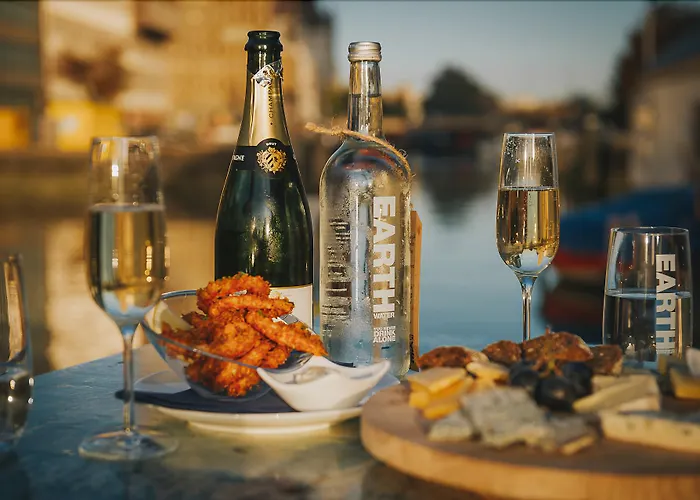 Hotell Floats By H2otel