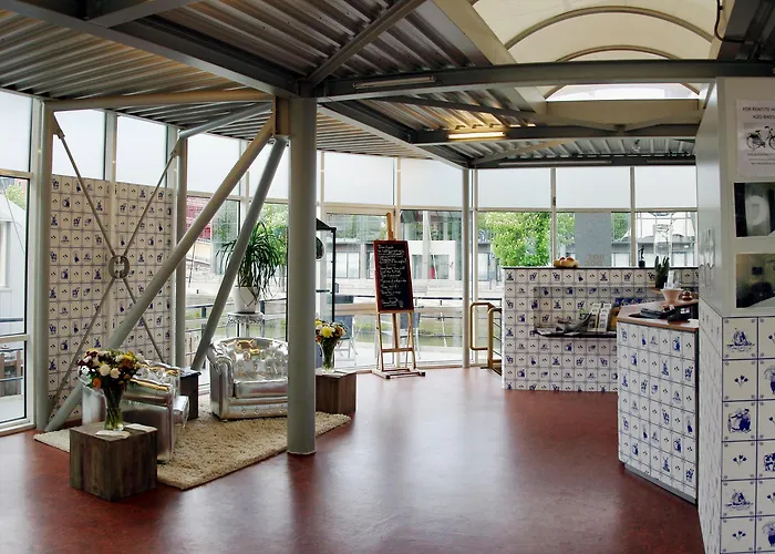 Hotell Floats By H2otel